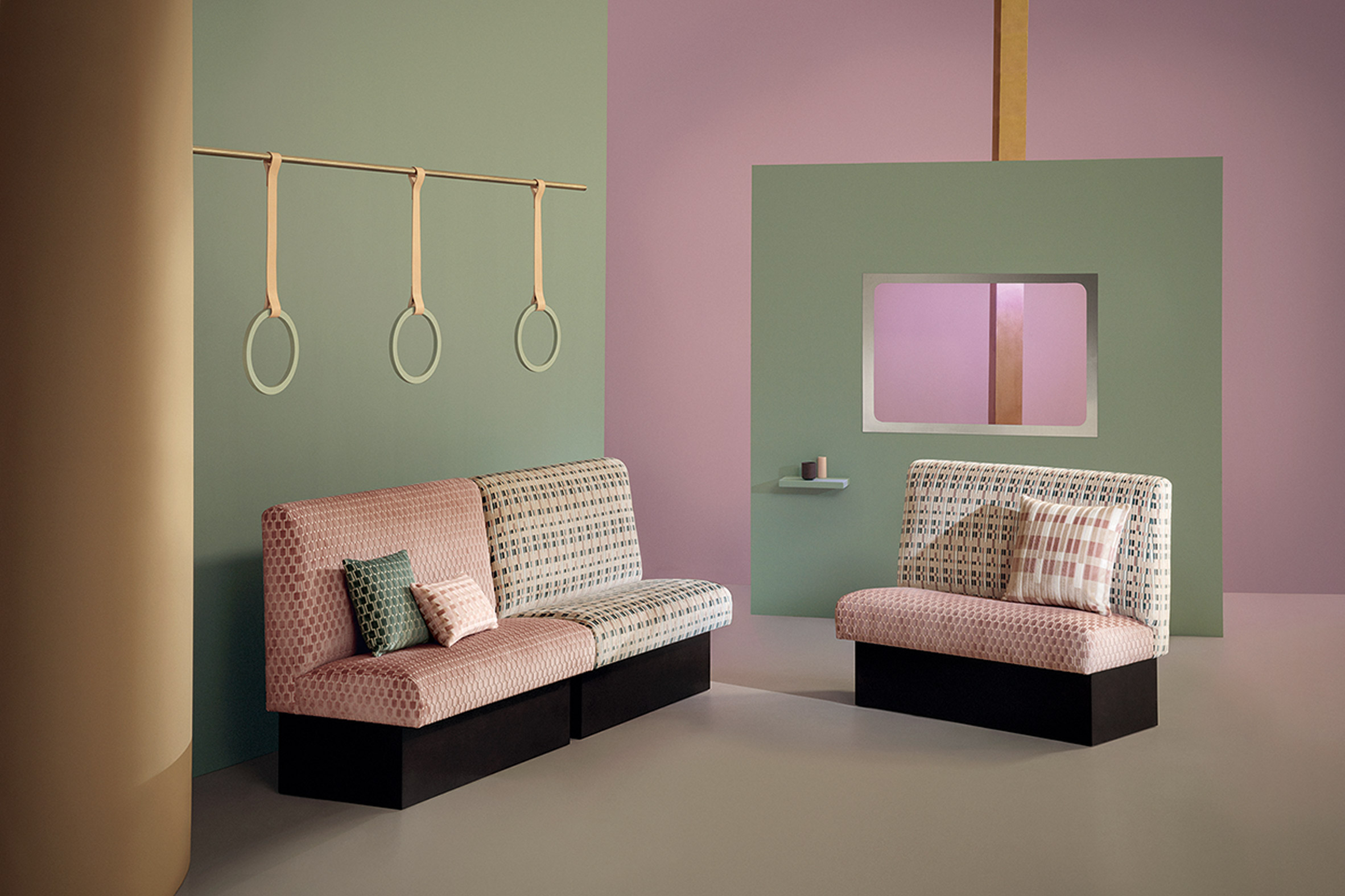 1967 年倫敦地鐵老車廂成粉嫩天堂！復古天鵝絨布 X 幾何圖騰，東方快車懷舊感滿溢！ 