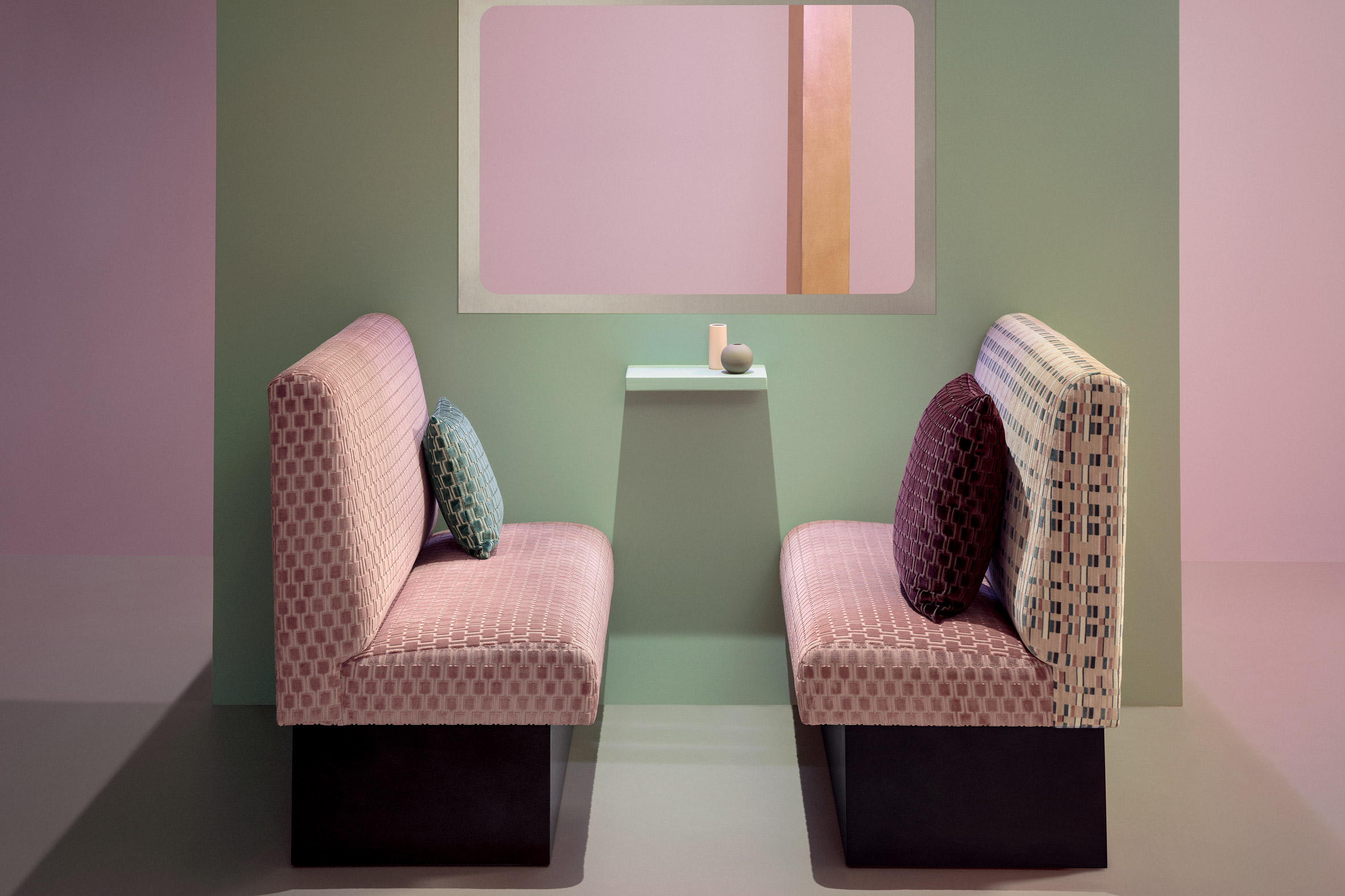 1967 年倫敦地鐵老車廂成粉嫩天堂！復古天鵝絨布 X 幾何圖騰，東方快車懷舊感滿溢！ 