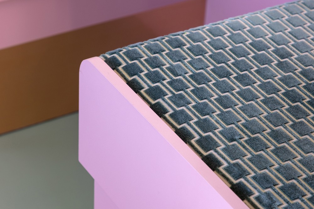 1967 年倫敦地鐵老車廂成粉嫩天堂！復古天鵝絨布 X 幾何圖騰，東方快車懷舊感滿溢！ 