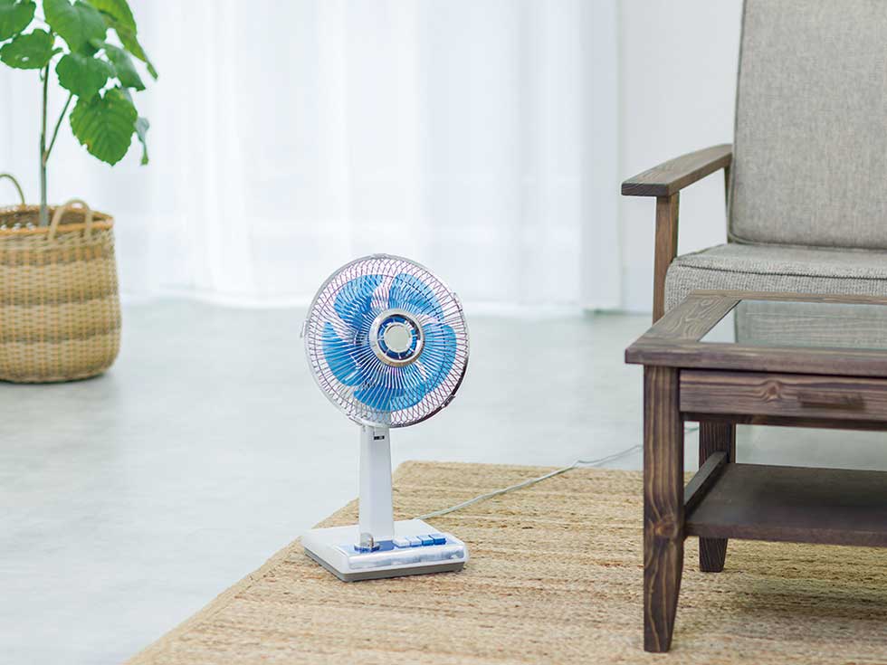 日本KOIZUMI迷你昭和電風扇！迷你造型、經典藍白配色掀起懷舊風情