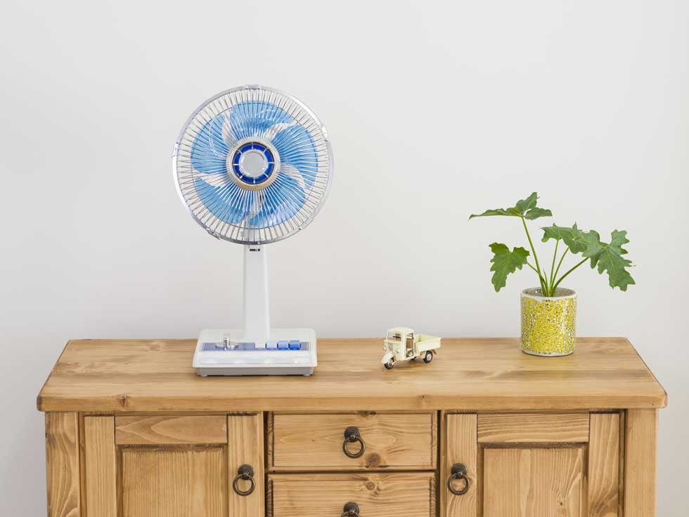 日本KOIZUMI迷你昭和電風扇！迷你造型、經典藍白配色掀起懷舊風情