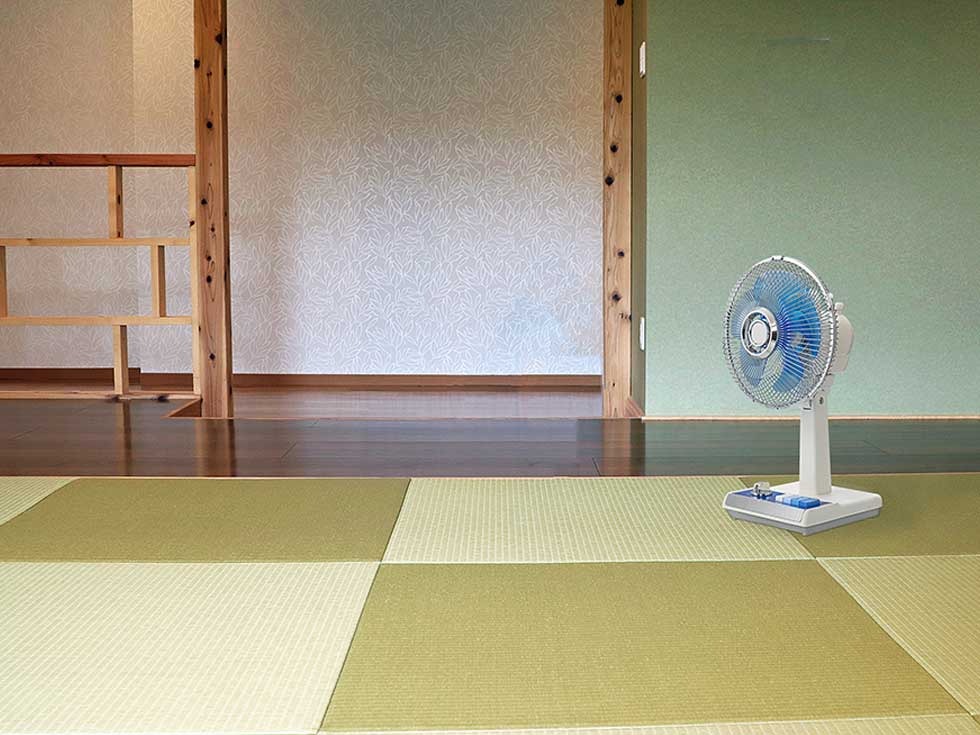 日本KOIZUMI迷你昭和電風扇！迷你造型、經典藍白配色掀起懷舊風情