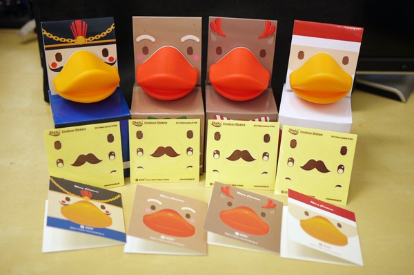 鴨鴨站起來！陪你一起講不停的鴨嘴手機架