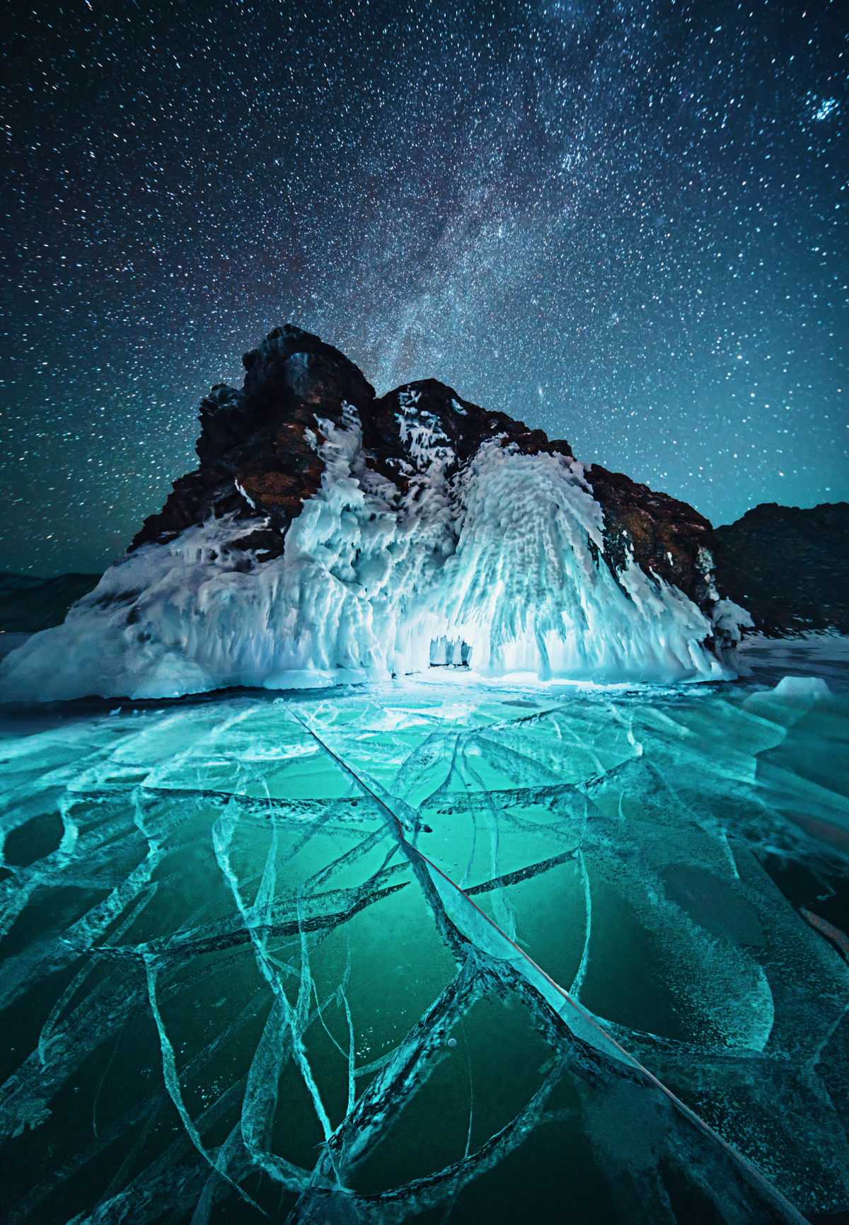 世界最大淡水湖貝加爾湖與時尚的邂逅！俄羅斯攝影師在冰天雪地中拍下夢幻又超現實的冬季場景