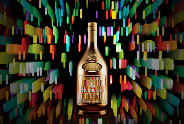 將完美基因色彩穿上身，設計大師彼得‧薩維爾跨界玩酒瓶