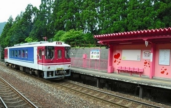 充滿粉紅色系，日本愛戀車站甜蜜出發！