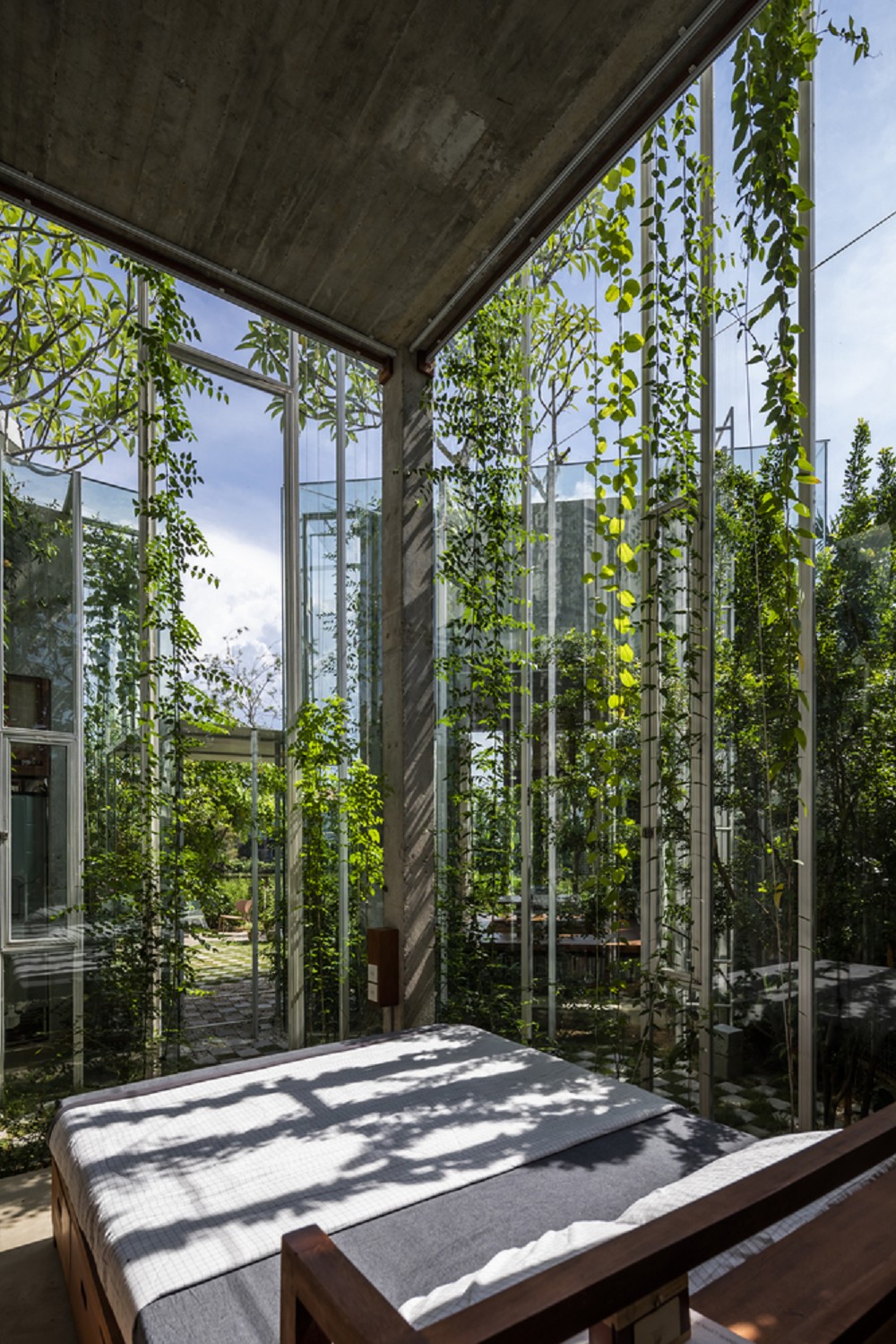 越南植栽系住宅「Labri House」！與綠意共生的隱世玻璃屋設計住宅