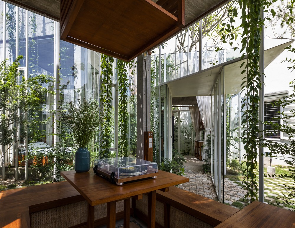 越南植栽系住宅「Labri House」！與綠意共生的隱世玻璃屋設計住宅