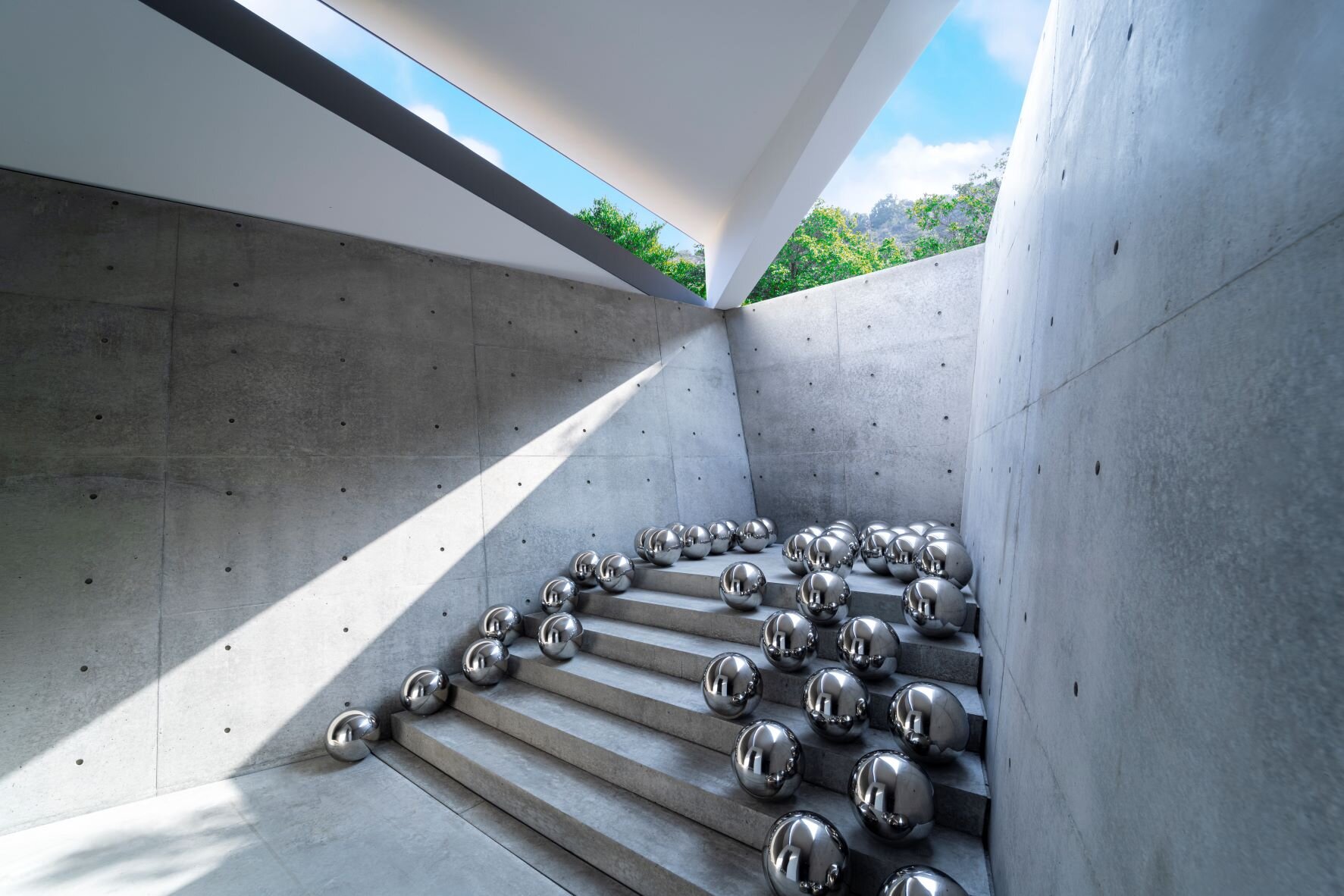 瀨戶內海直島新景點！安藤忠雄「Valley Gallery」山谷藝廊遇上草間彌生作品