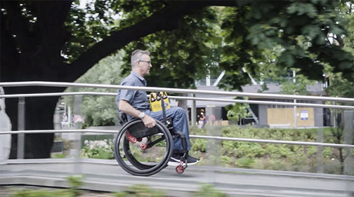 安全載物自己來!LapStacker™ 輪椅專用伸縮固定帶