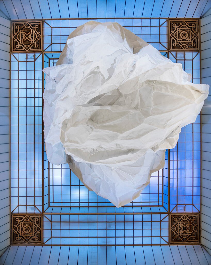 冰山沉入巴黎傳奇百貨！土耳其藝術家Mehmet Ali Uysal「懸浮冰山」傳遞氣候變遷警訊