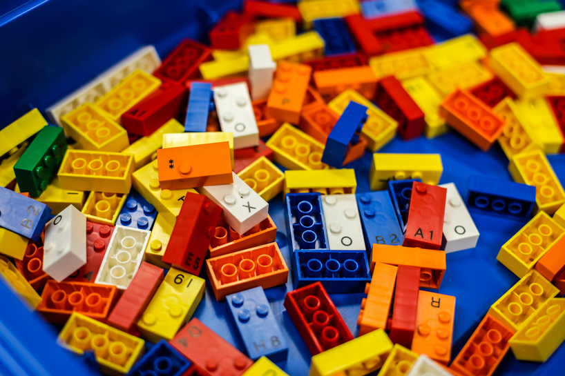 專為視障朋友設計的點字 LEGO 積木！歐美研發點字盲文與數字盡蒐的公益玩具遊戲