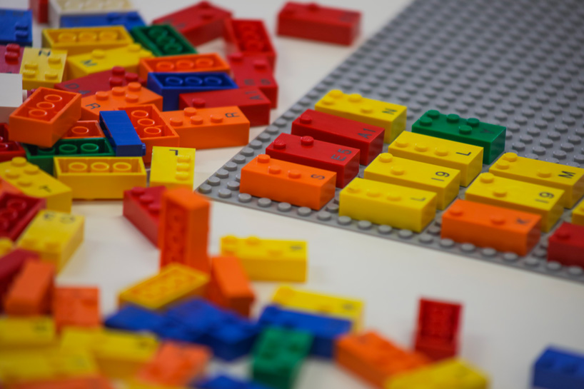專為視障朋友設計的點字 LEGO 積木！歐美研發點字盲文與數字盡蒐的公益玩具遊戲
