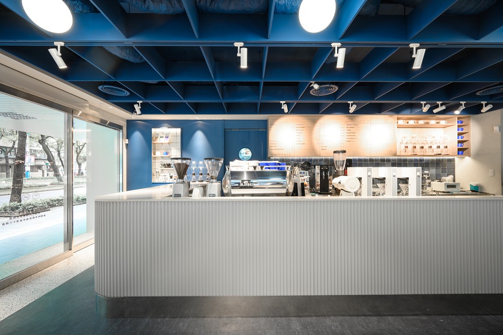 全家首間咖啡廳「Let’s Café PLUS」台北登場！藍色木質空間、限定咖啡甜點等亮點