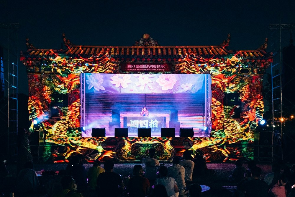 嘉美館夜間主題市集「尋光」！集結台日品牌、沉浸電音體驗及光雕互動投影