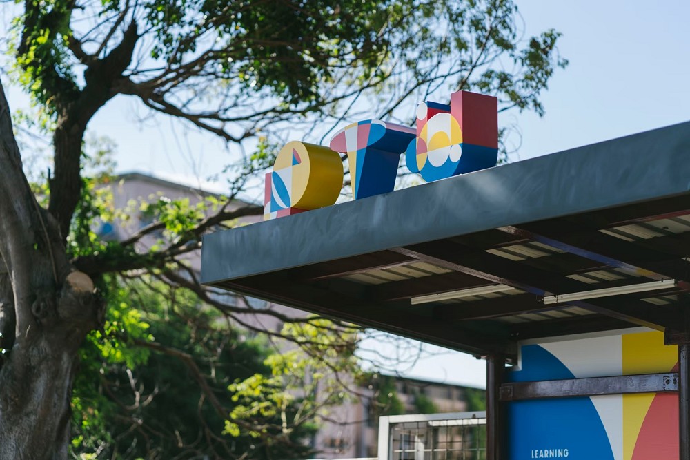 台灣校園美學生活品牌！嶺東科大學攜手藝術家BaNAna阿蕉推插畫裝置藝術、LINE貼圖