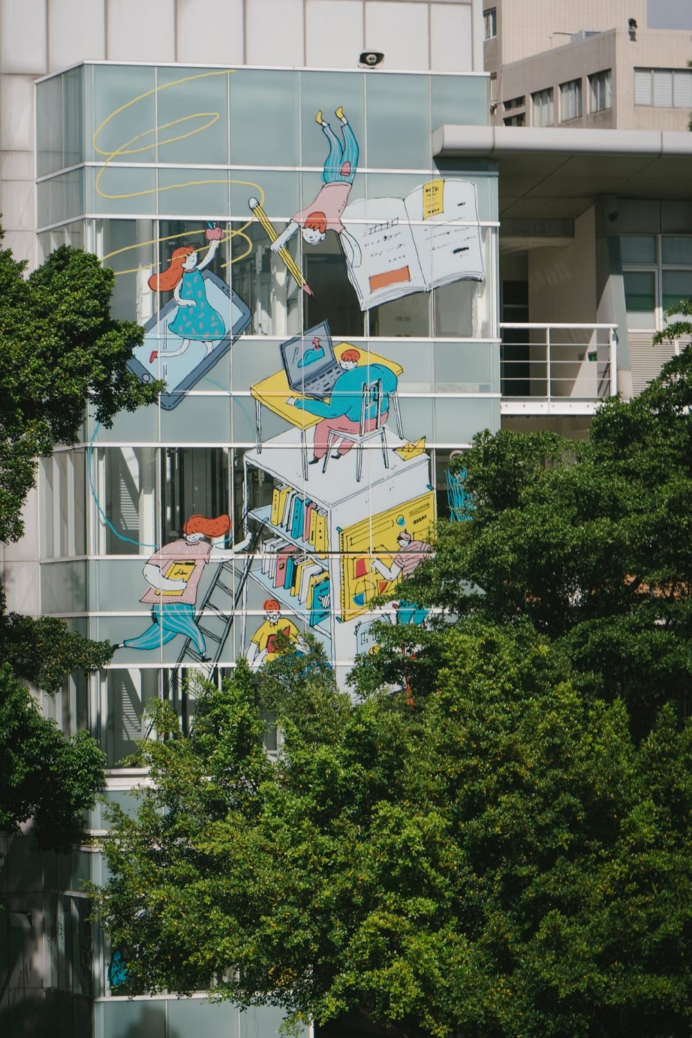 台灣校園美學生活品牌！嶺東科大學攜手藝術家BaNAna阿蕉推插畫裝置藝術、LINE貼圖