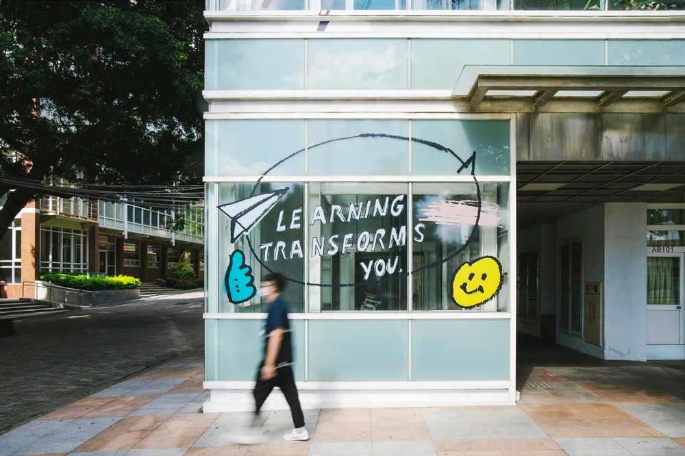 台灣校園美學生活品牌！嶺東科大學攜手藝術家BaNAna阿蕉推插畫裝置藝術、LINE貼圖