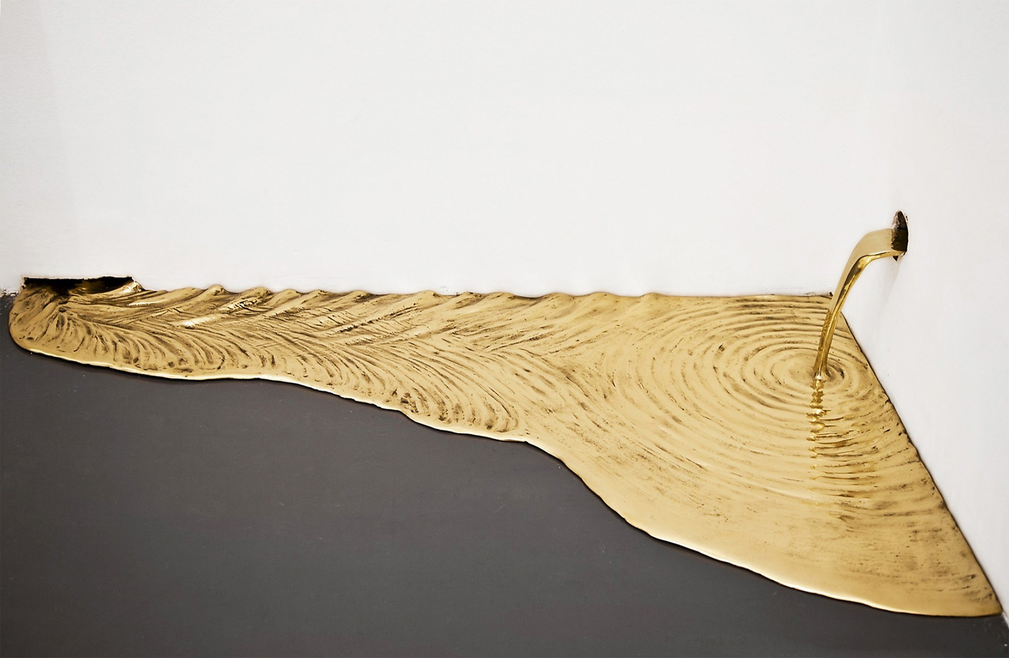 流淌一室的金色泉水，擬態液體的黃銅裝置藝術