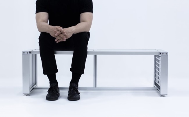 鋁製百葉窗製成的系列傢具「louver」，展現最直接的微妙美感