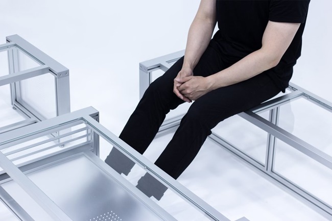 鋁製百葉窗製成的系列傢具「louver」，展現最直接的微妙美感