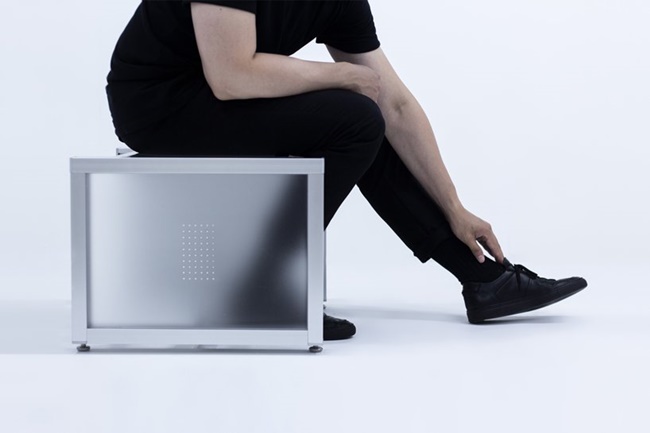 鋁製百葉窗製成的系列傢具「louver」，展現最直接的微妙美感