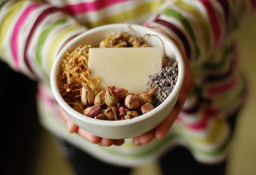 【台灣創作】以呵護家人的心 製作最實在的手工皂---《愛草皂》