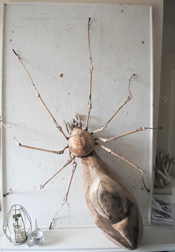 舊布料構築奇幻世界！英國藝術家Mister Finch的夢幻織品布雕創作