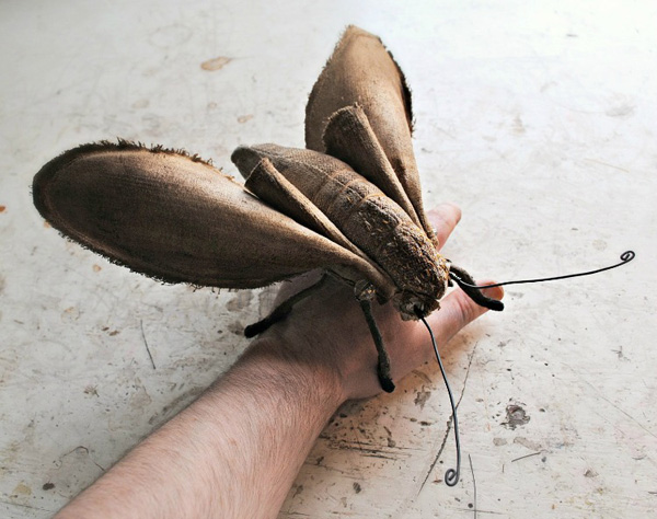 舊布料構築奇幻世界！英國藝術家Mister Finch的夢幻織品布雕創作