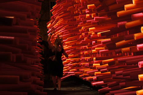 體驗小丑魚穿梭在海葵中的感覺，有趣的大型互動裝置