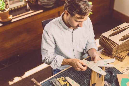 號稱可以飛到 15 公尺高度的無動力木片飛機