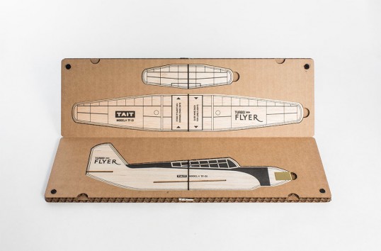 號稱可以飛到 15 公尺高度的無動力木片飛機
