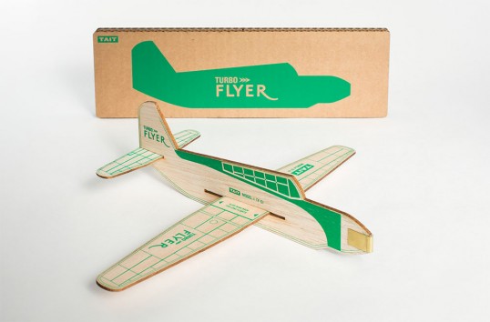 號稱可以飛到 15 公尺高度的無動力木片飛機