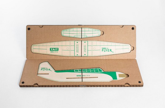 號稱可以飛到 15 公尺高度的無動力木片飛機