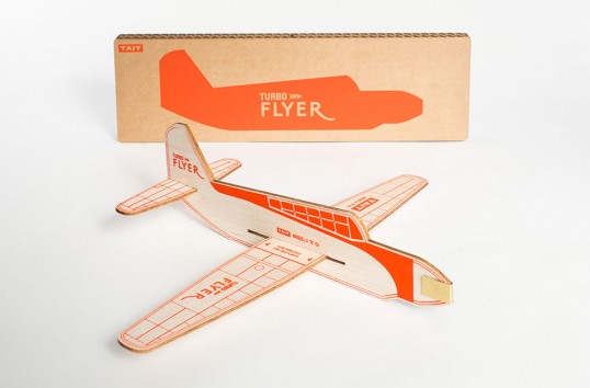 號稱可以飛到 15 公尺高度的無動力木片飛機