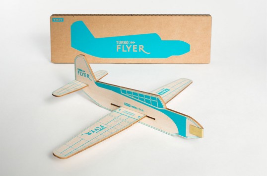 號稱可以飛到 15 公尺高度的無動力木片飛機