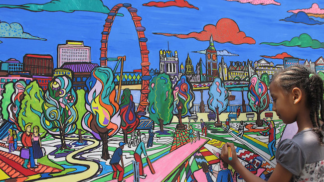 把著色畫放在牆上，大家一起來注入色彩