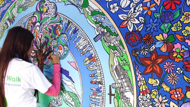 把著色畫放在牆上，大家一起來注入色彩