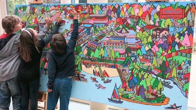 把著色畫放在牆上，大家一起來注入色彩