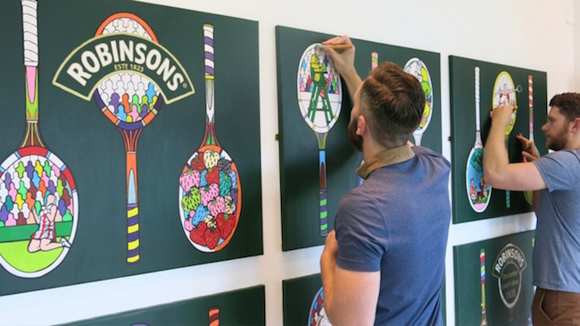 把著色畫放在牆上，大家一起來注入色彩