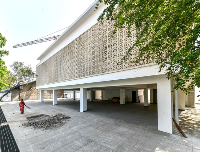 晴空、夜晚都美麗，傳統伊斯蘭圖案包裹的光影清真寺