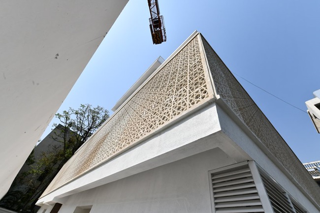 晴空、夜晚都美麗，傳統伊斯蘭圖案包裹的光影清真寺