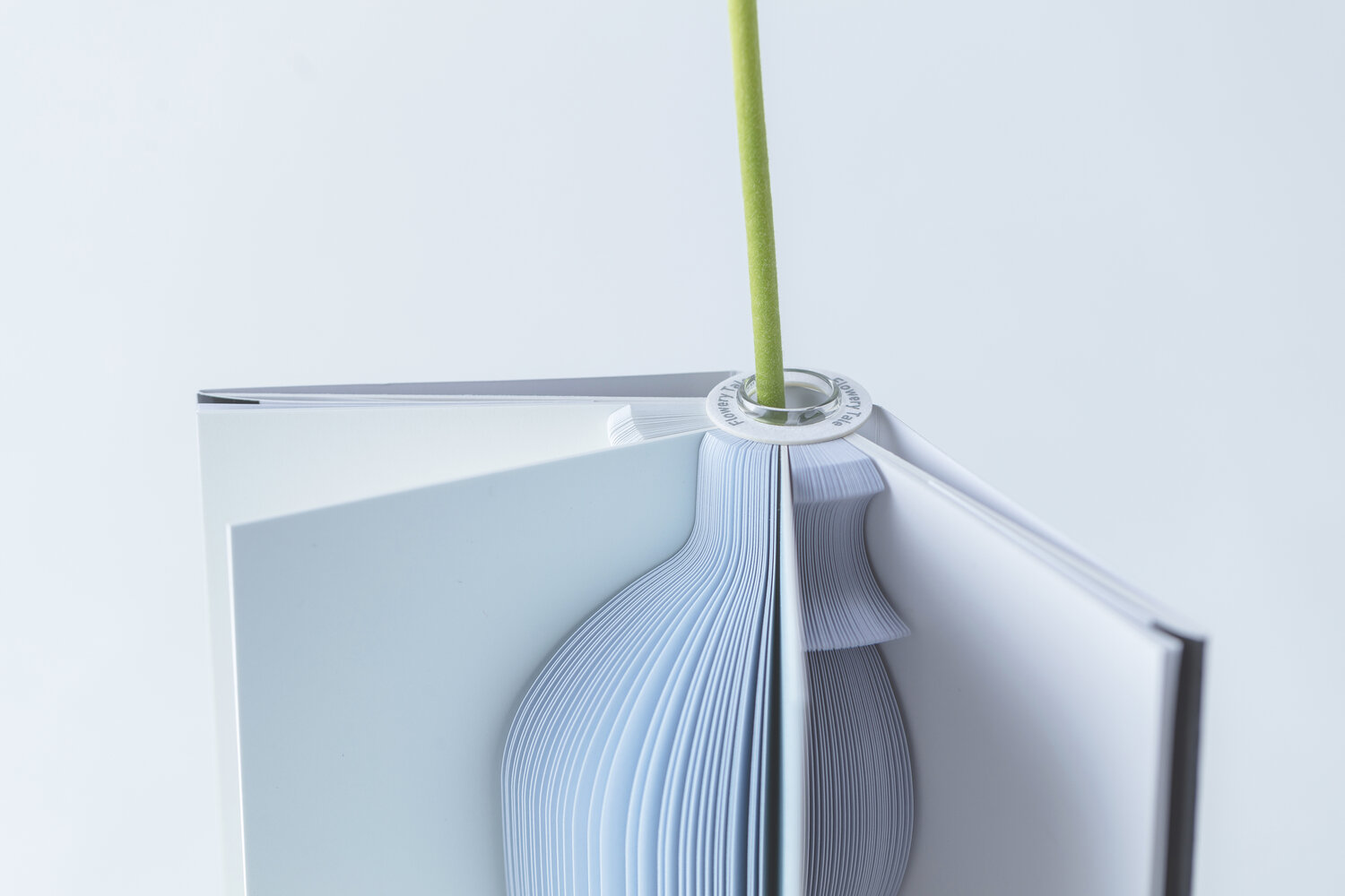 日本立體書摺紙花瓶「Flowery Tale」！設計品牌MECLI結合書本摺紙的創意花瓶