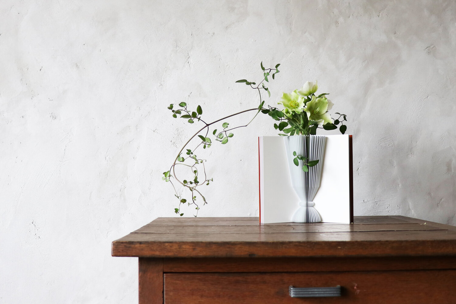 日本立體書摺紙花瓶「Flowery Tale」！設計品牌MECLI結合書本摺紙的創意花瓶