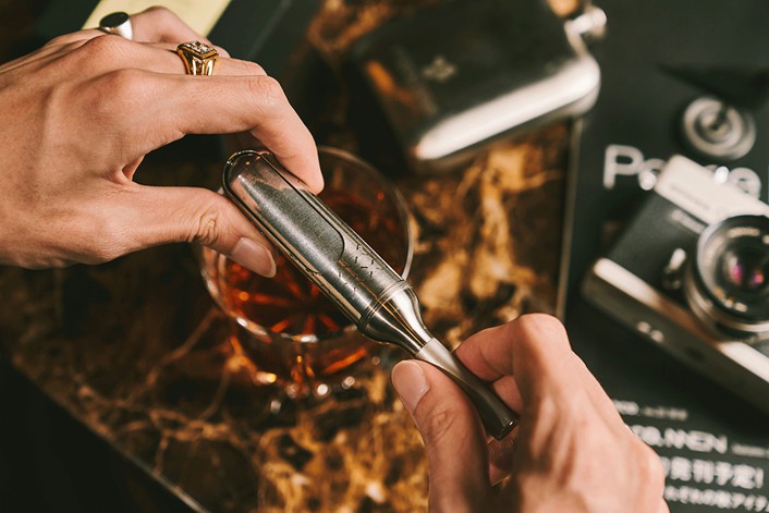 新時代茶派雅痞的必備茶器「初芳宇磁吸沏茶筆」！兼具直立收納、磁吸密合與攜帶便利性的簡約系質感配件