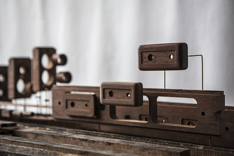 燈具上百道製作工序的展現!台電文創與 META DESIGN 再以「木橫擔」創作「BomBom E010」概念裝置 