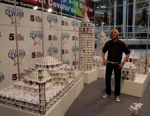 鬼斧神工：變化萬千的撲克牌建築