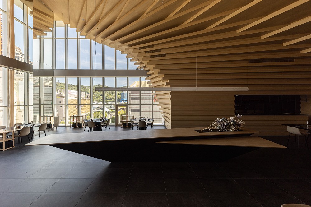 大直NOKE「明粵」粵式火鍋 !隈研吾以岩岸海蝕洞意象打造餐飲空間