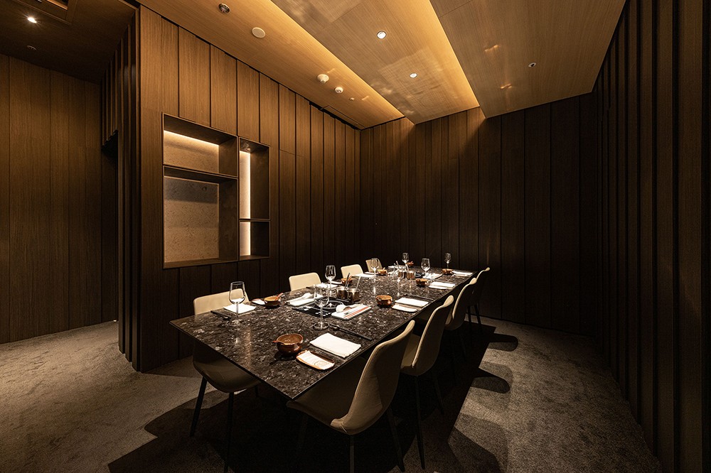 大直NOKE「明粵」粵式火鍋 !隈研吾以岩岸海蝕洞意象打造餐飲空間