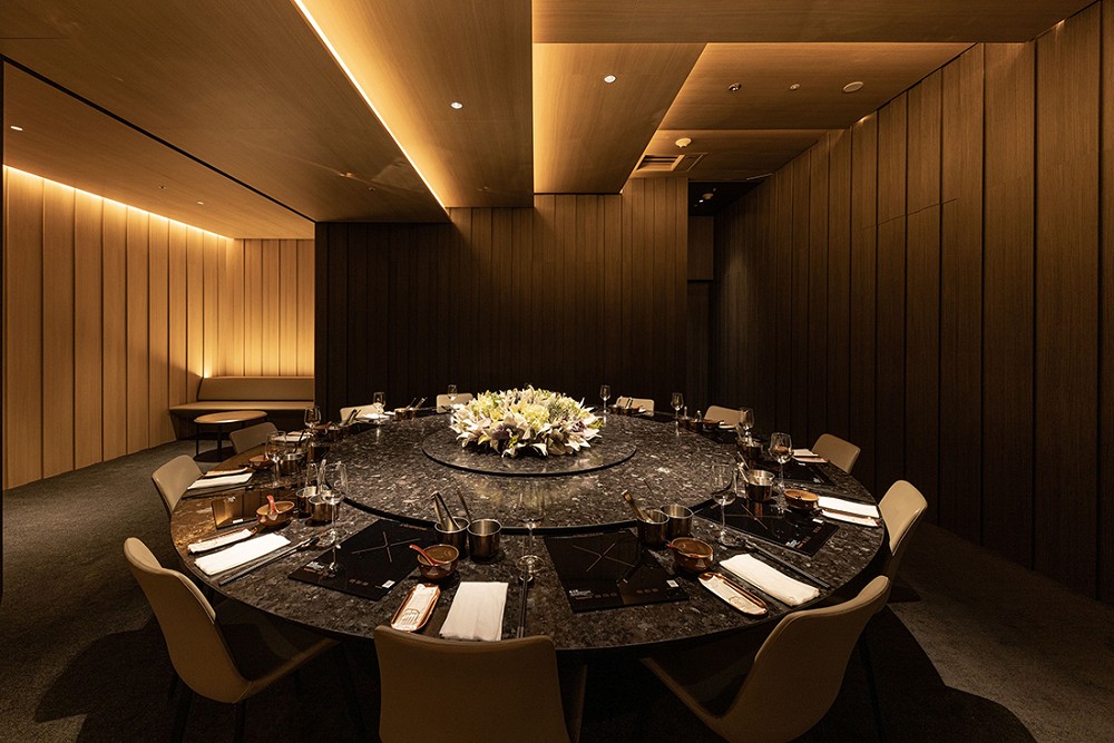 大直NOKE「明粵」粵式火鍋 !隈研吾以岩岸海蝕洞意象打造餐飲空間